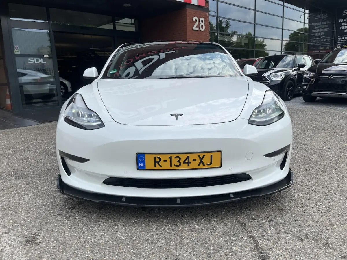 Standard RWD Plus 60 kWh PANODAK // NAVI // ADAPTIVE CRUISE // CLIMA // AUTOPILOT // CAMER