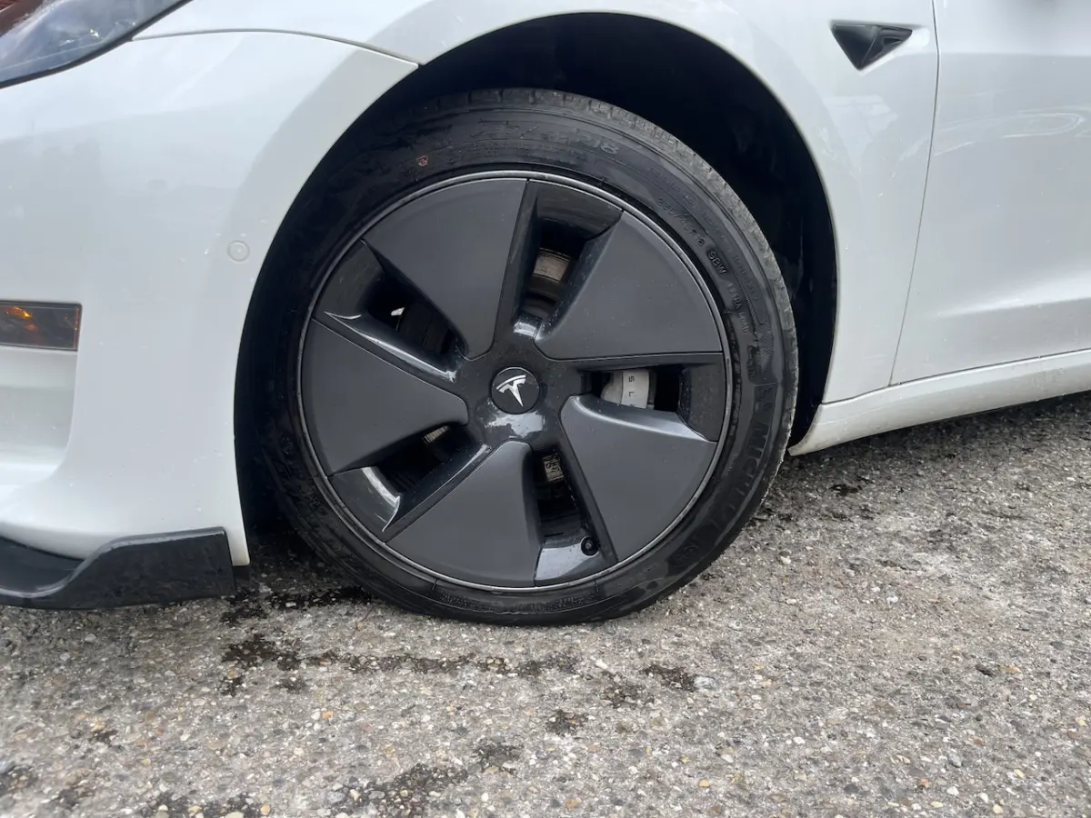 Standard RWD Plus 60 kWh PANODAK // NAVI // ADAPTIVE CRUISE // CLIMA // AUTOPILOT // CAMER