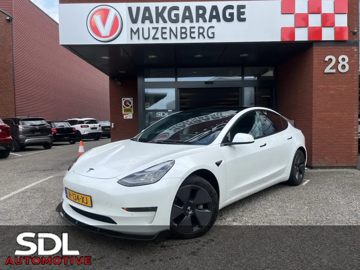 Standard RWD Plus 60 kWh PANODAK // NAVI // ADAPTIVE CRUISE // CLIMA // AUTOPILOT // CAMER