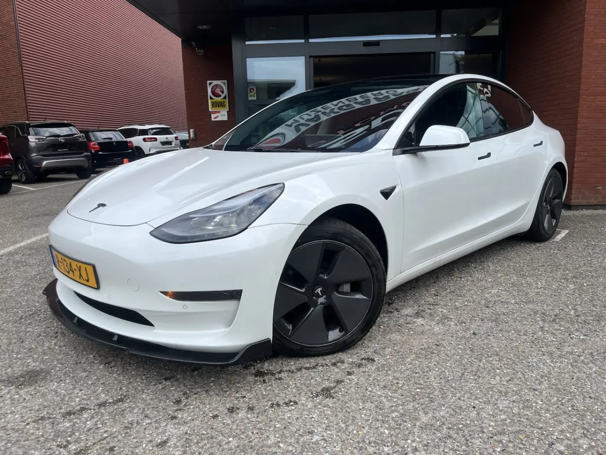 Standard RWD Plus 60 kWh PANODAK // NAVI // ADAPTIVE CRUISE // CLIMA // AUTOPILOT // CAMER