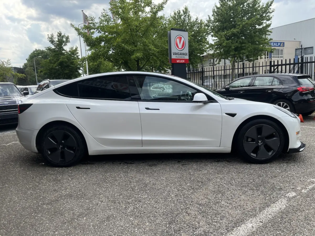 Standard RWD Plus 60 kWh PANODAK // NAVI // ADAPTIVE CRUISE // CLIMA // AUTOPILOT // CAMER