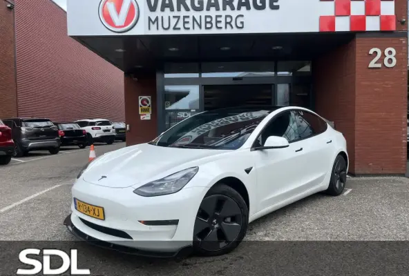 Standard RWD Plus 60 kWh PANODAK // NAVI // ADAPTIVE CRUISE // CLIMA // AUTOPILOT // CAMER