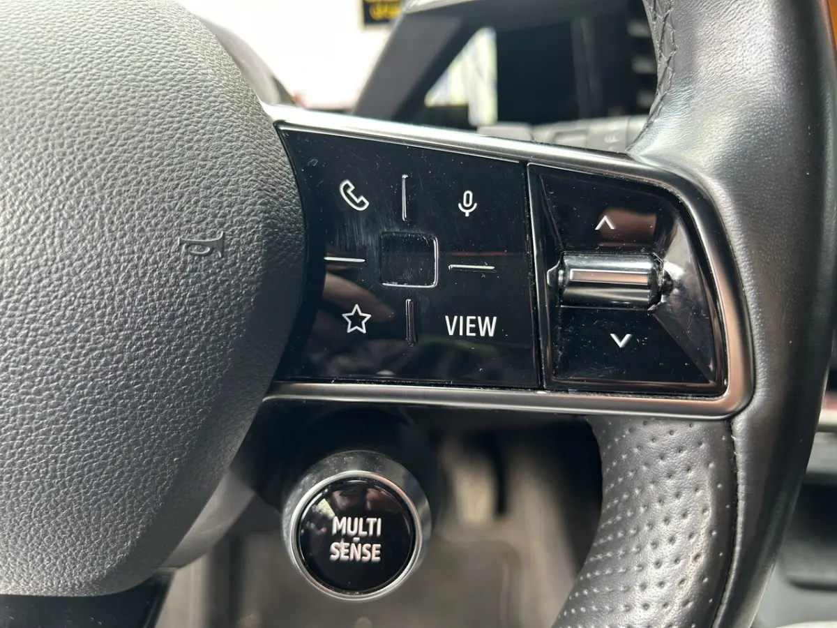 EV40 Techno // NAVI + CARPLAY // FULL LED // CAMERA // CLIMA // STOEL + STUURWIELVERWARMIN