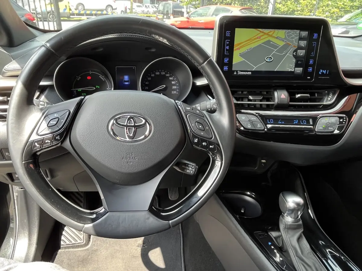 1.8 Hybrid Style // NAVI // CAMERA // ADAPTIVE CRUISE // STOELVERWARMING // CLIMA // TREKH