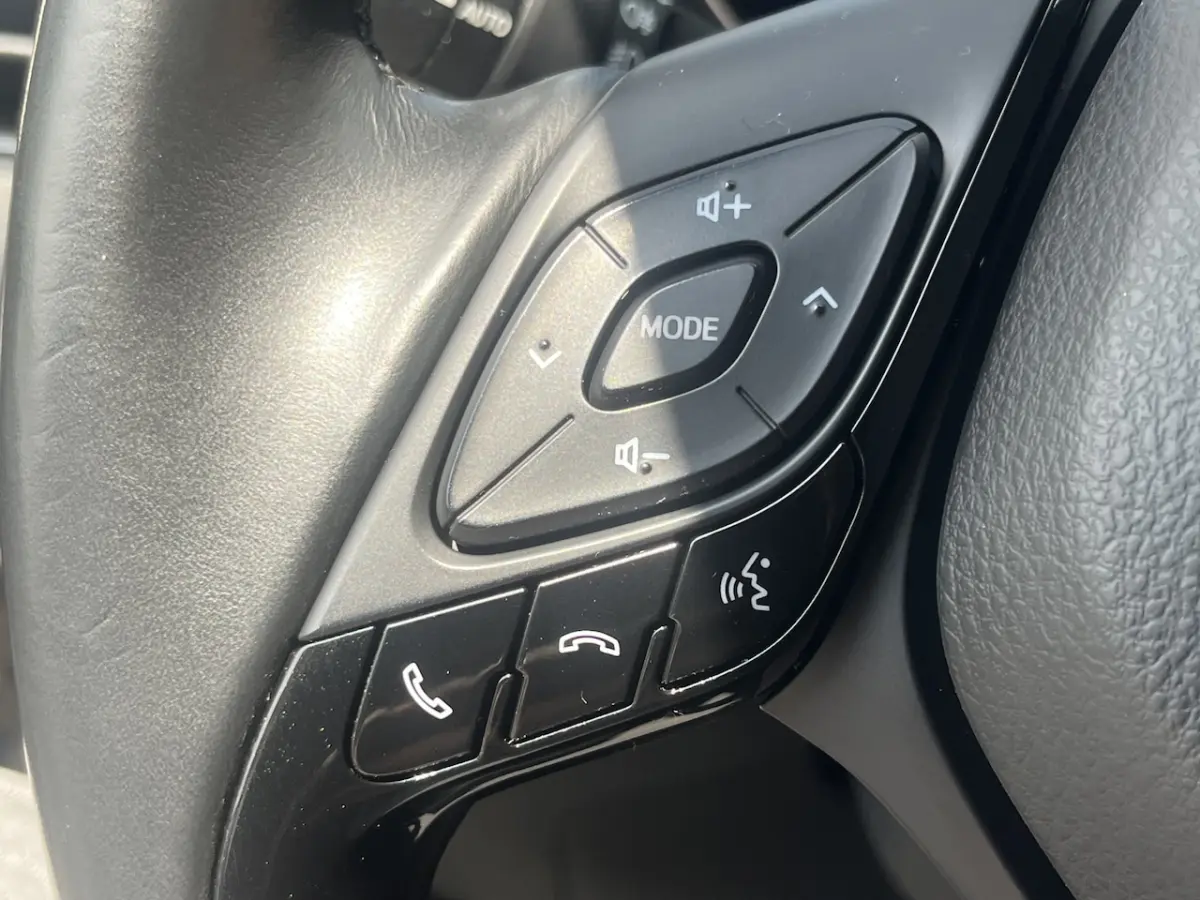 1.8 Hybrid Style // NAVI // CAMERA // ADAPTIVE CRUISE // STOELVERWARMING // CLIMA // TREKH