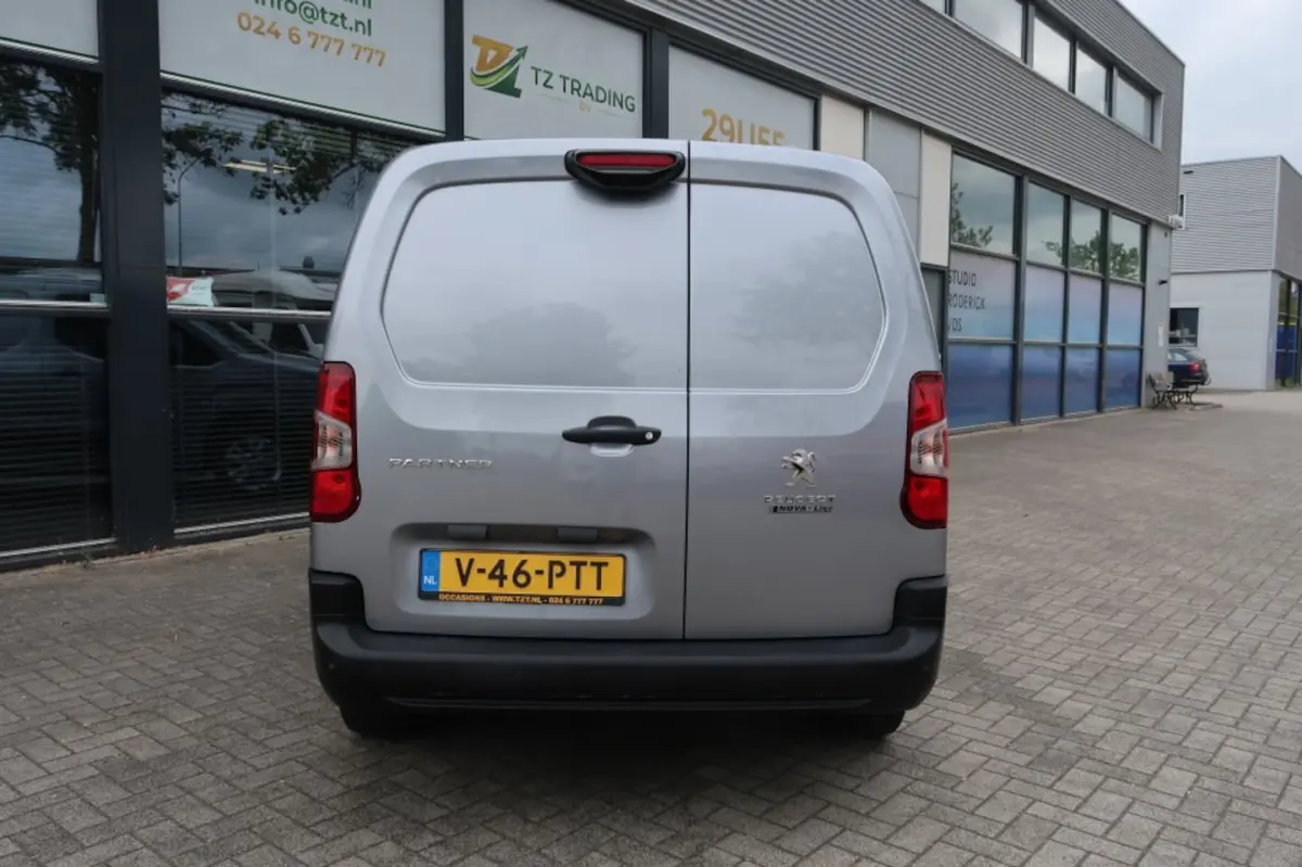 1.2 P.T. Premium Lange uitvoering met benzinemotor (marge)