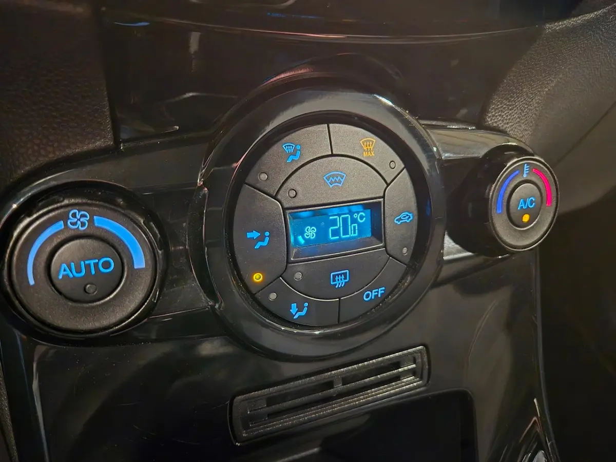 1.0 Titanium - 5 drs - Climate Control - Bluetooth - PDC - Rijklaar
