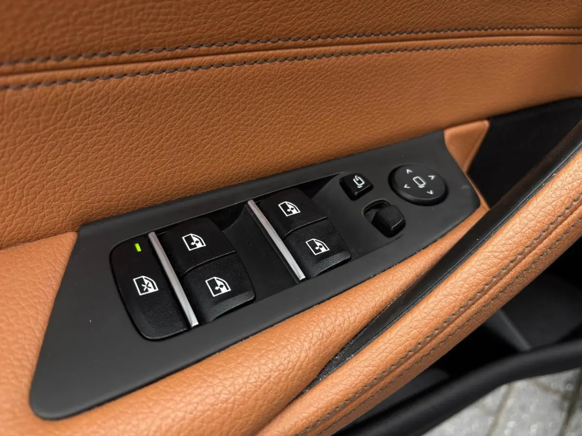 520i High Executive | Stoelverwarming | Memory | Navi | PDC | Climate | Cruise | Dealer On