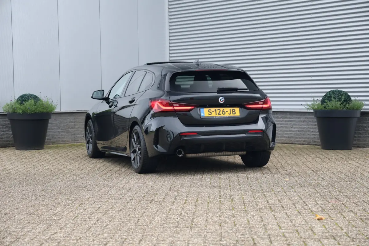 118i M-Sport Aut. NAP|Pano|Stoelvw|Cam|Trekhaak|Leder
