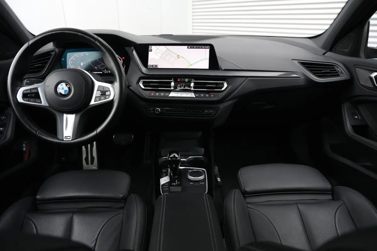 118i M-Sport Aut. NAP|Pano|Stoelvw|Cam|Trekhaak|Leder