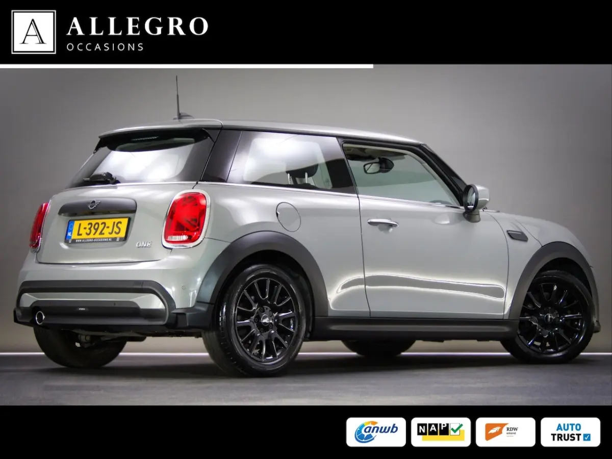 1.5 Essential (UNION JACK LIGHTS, APPLE CARPLAY/ANDROID AUTO, LED-KOPLAMPEN, CLIMATE CONTR
