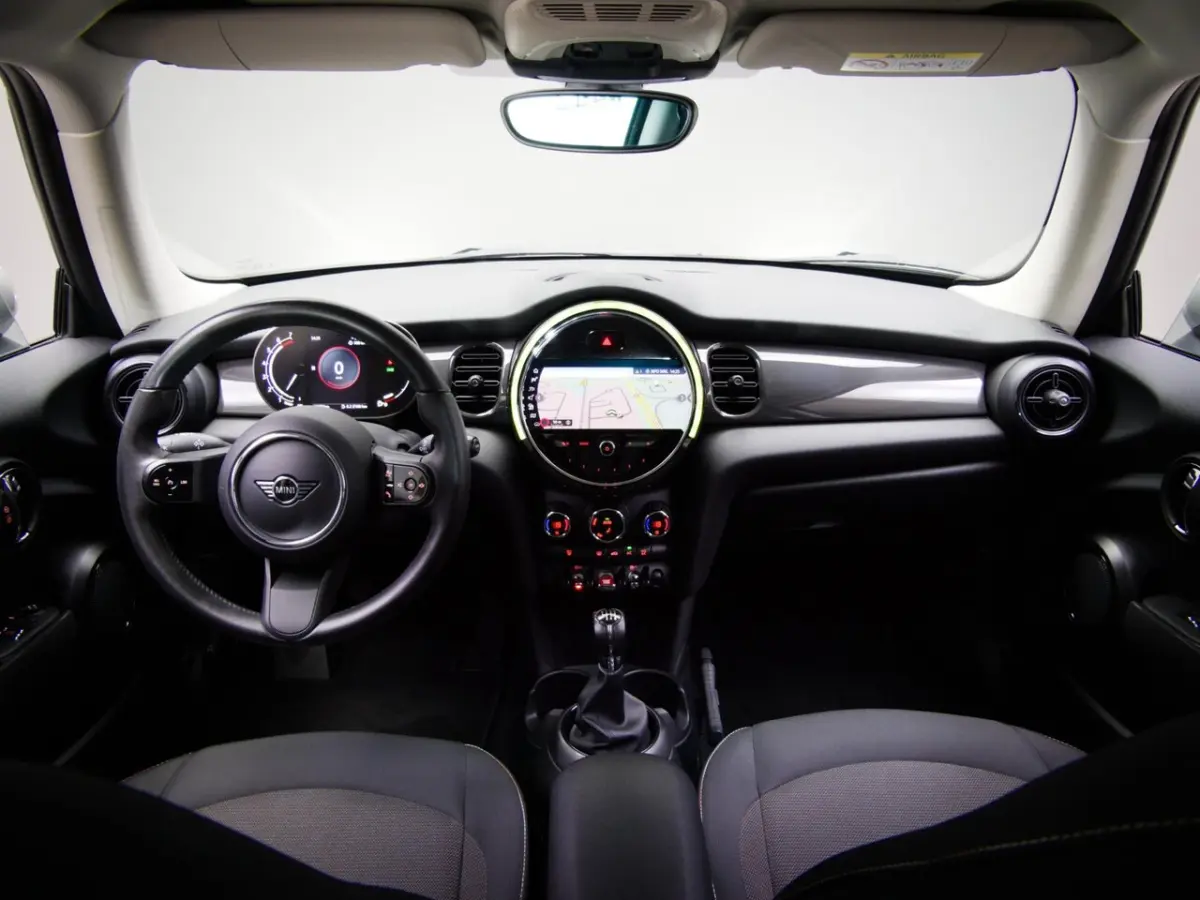 1.5 Essential (UNION JACK LIGHTS, APPLE CARPLAY/ANDROID AUTO, LED-KOPLAMPEN, CLIMATE CONTR