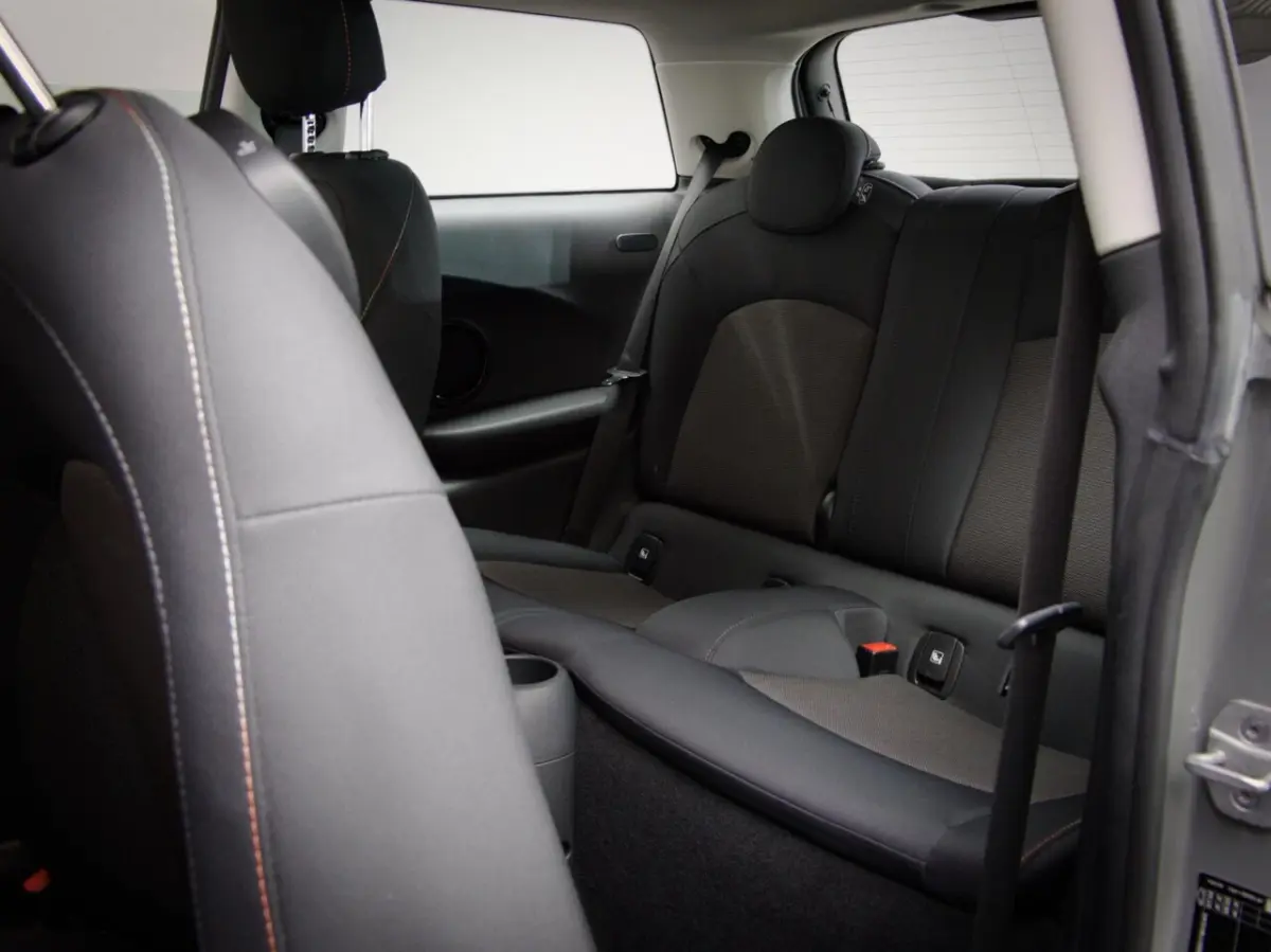 1.5 Essential (UNION JACK LIGHTS, APPLE CARPLAY/ANDROID AUTO, LED-KOPLAMPEN, CLIMATE CONTR