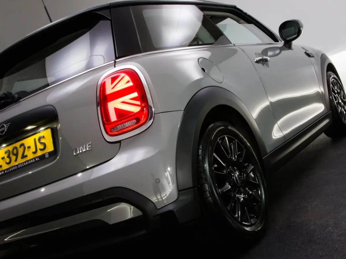 1.5 Essential (UNION JACK LIGHTS, APPLE CARPLAY/ANDROID AUTO, LED-KOPLAMPEN, CLIMATE CONTR