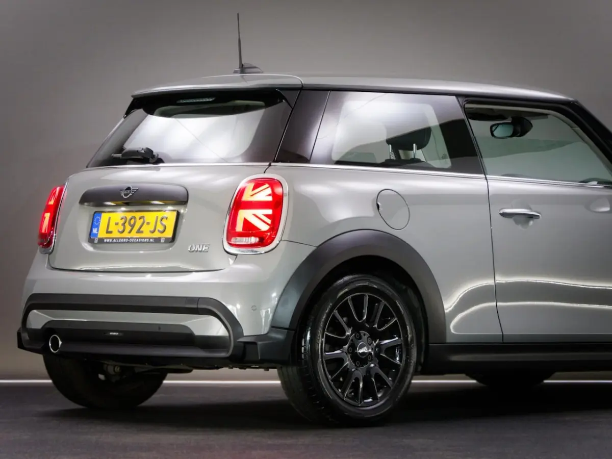 1.5 Essential (UNION JACK LIGHTS, APPLE CARPLAY/ANDROID AUTO, LED-KOPLAMPEN, CLIMATE CONTR