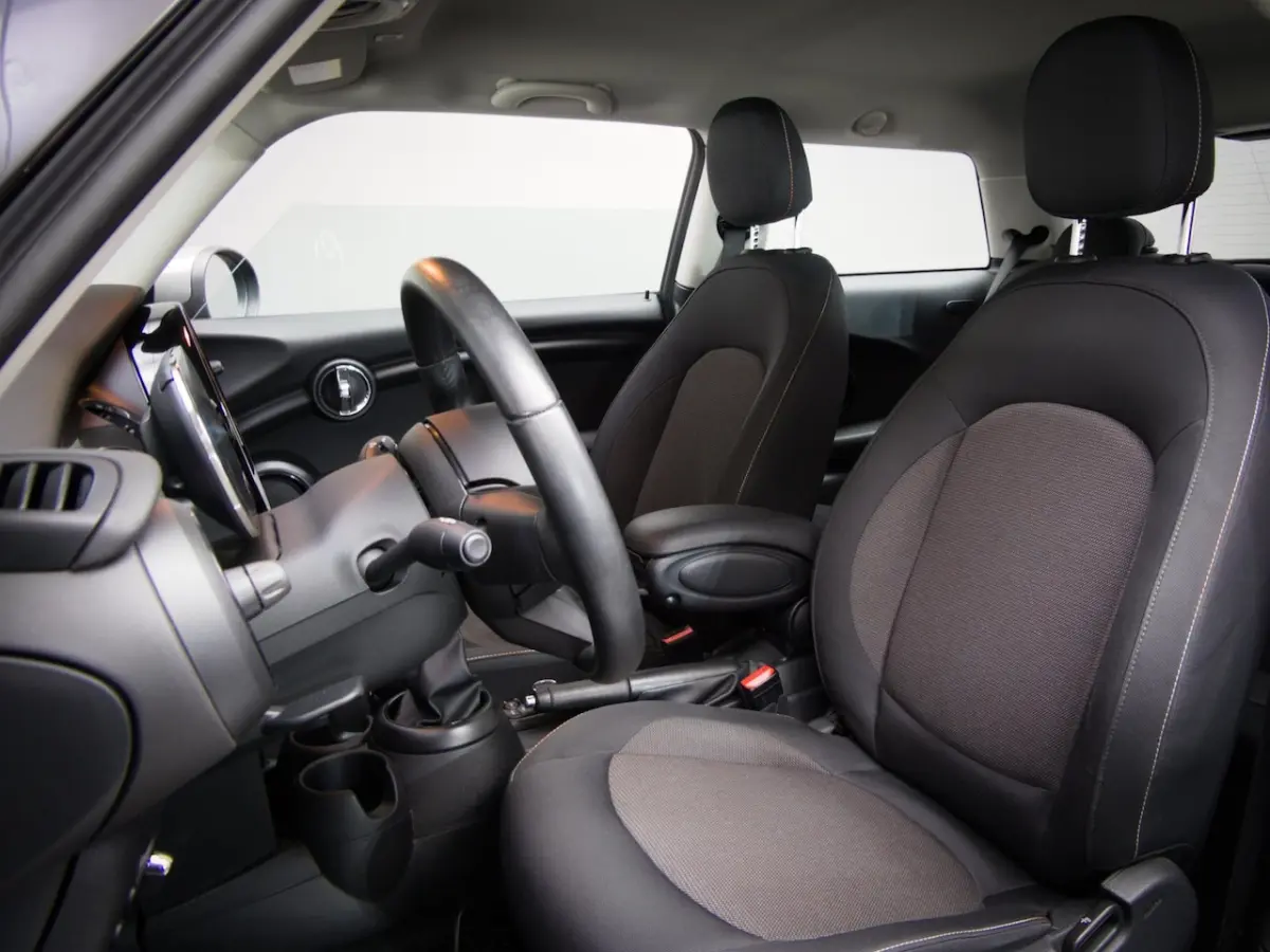 1.5 Essential (UNION JACK LIGHTS, APPLE CARPLAY/ANDROID AUTO, LED-KOPLAMPEN, CLIMATE CONTR