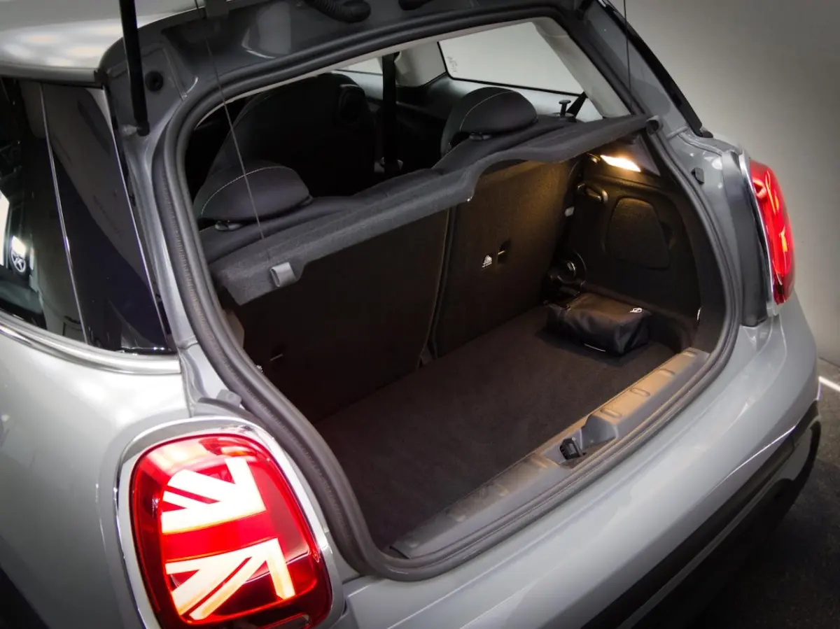 1.5 Essential (UNION JACK LIGHTS, APPLE CARPLAY/ANDROID AUTO, LED-KOPLAMPEN, CLIMATE CONTR