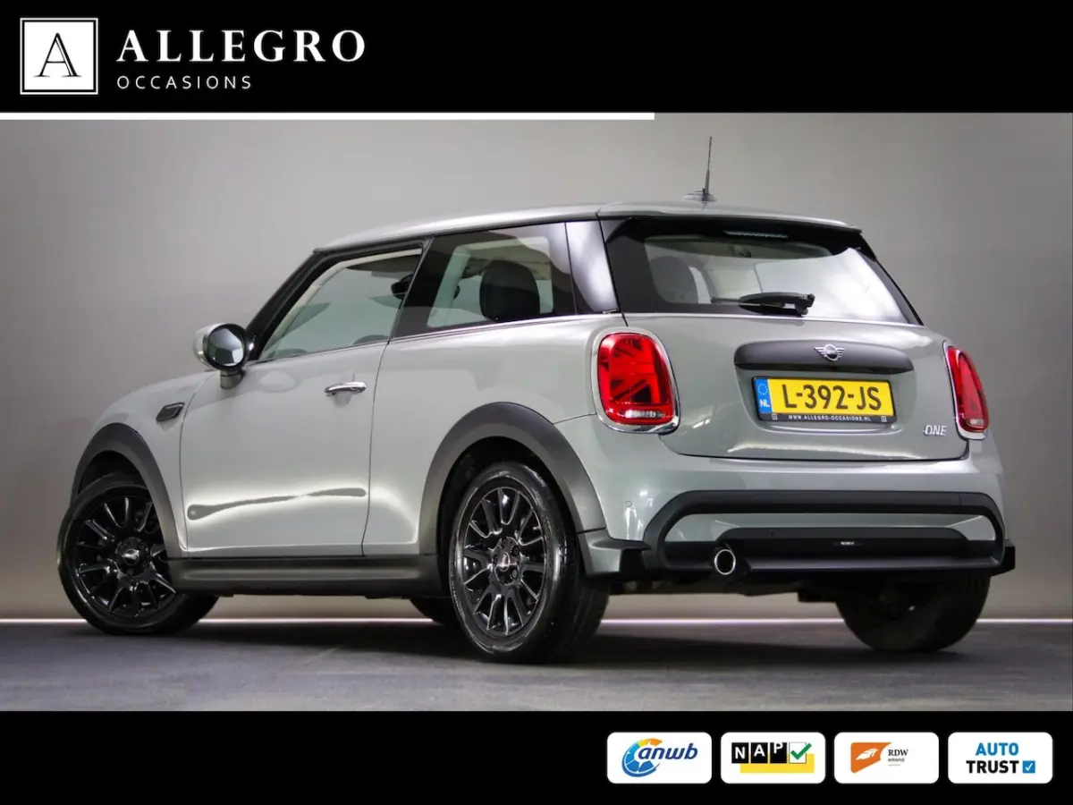 1.5 Essential (UNION JACK LIGHTS, APPLE CARPLAY/ANDROID AUTO, LED-KOPLAMPEN, CLIMATE CONTR