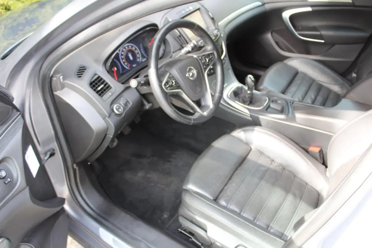 1.6 T Business+ 170PK | Lederen bekleding | Stoel/Stuurverwarming | Navigatie | Parkeersen