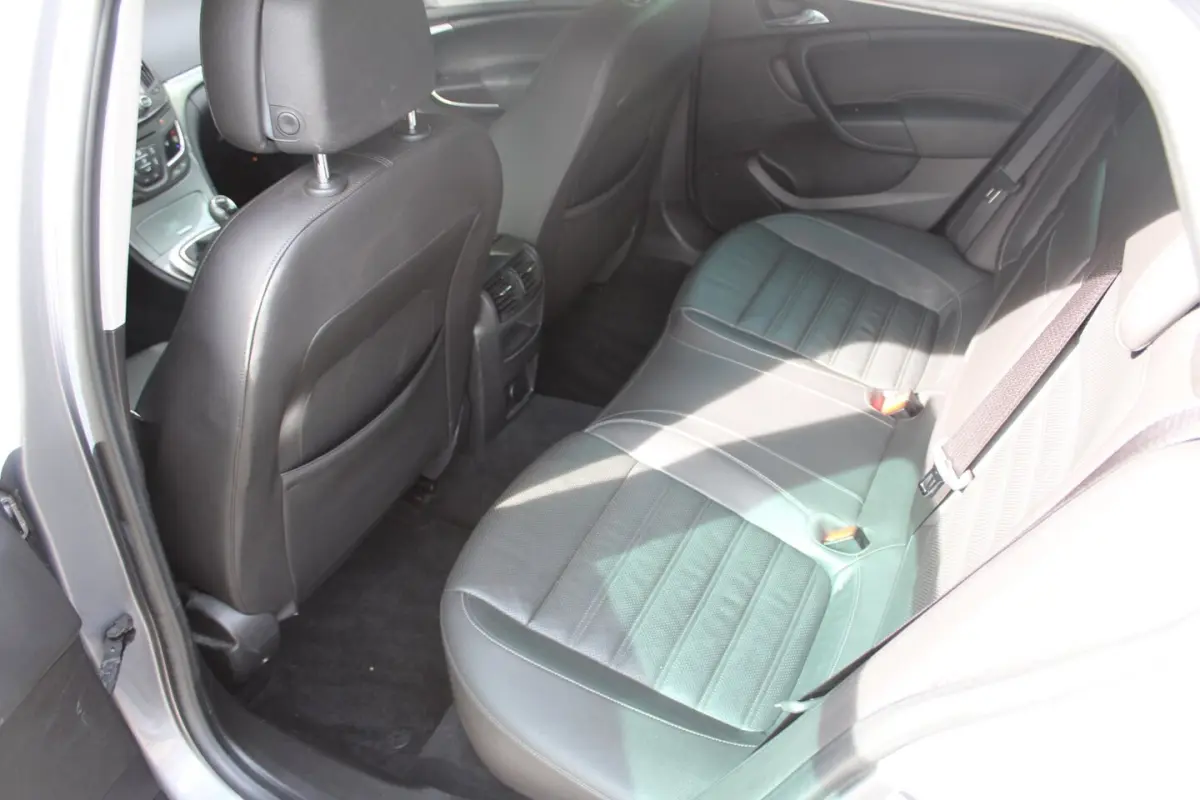 1.6 T Business+ 170PK | Lederen bekleding | Stoel/Stuurverwarming | Navigatie | Parkeersen