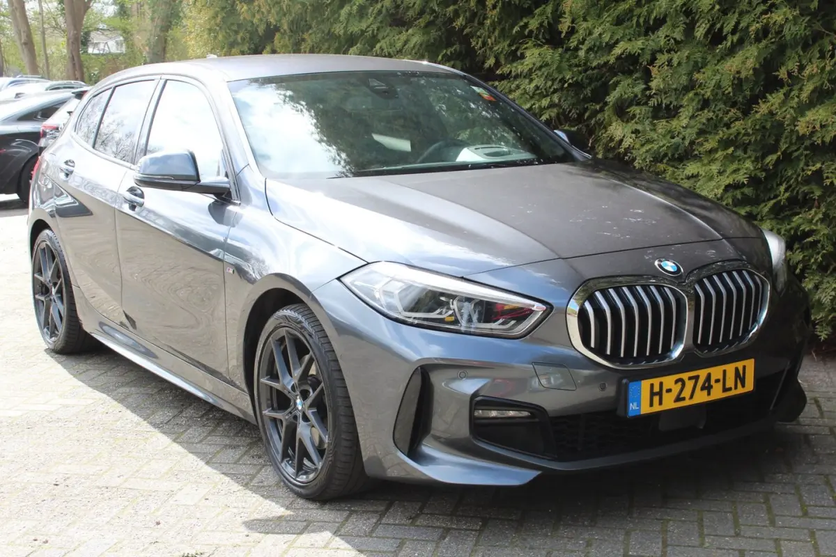 118d High Executive M 150PK Automaat | M-sportpakket | HUD | Carplay | Stoelverwarming | N
