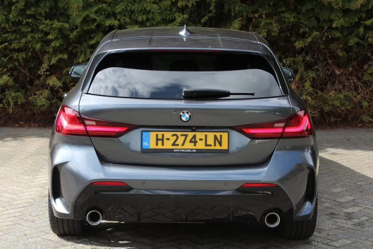 118d High Executive M 150PK Automaat | M-sportpakket | HUD | Carplay | Stoelverwarming | N