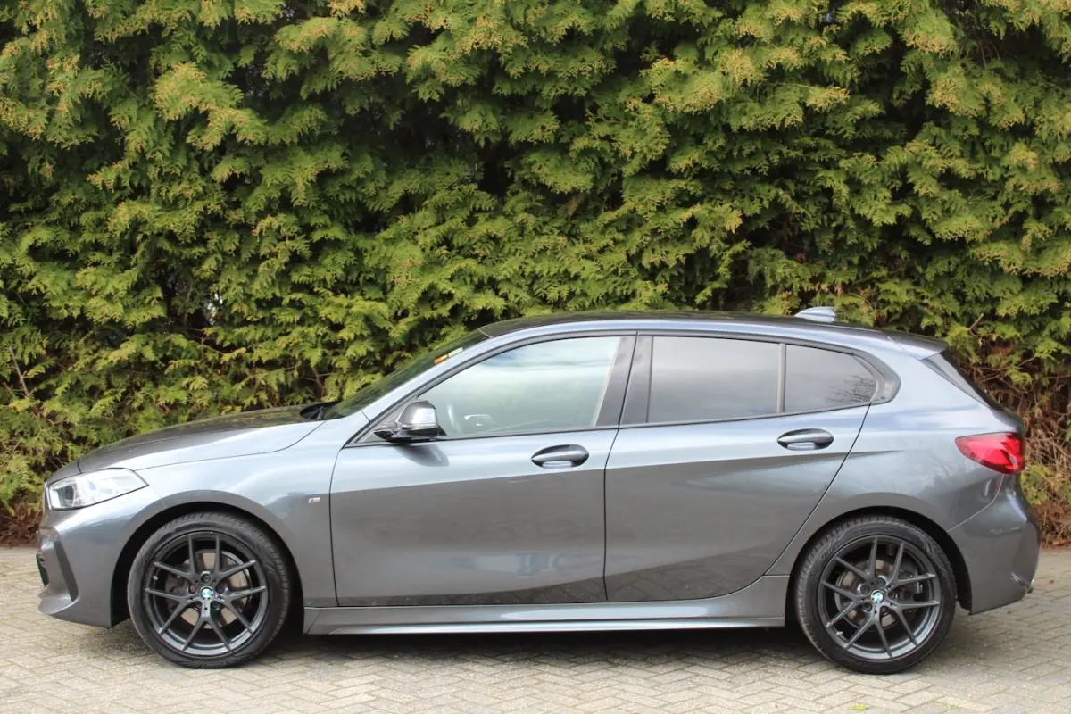 118d High Executive M 150PK Automaat | M-sportpakket | HUD | Carplay | Stoelverwarming | N