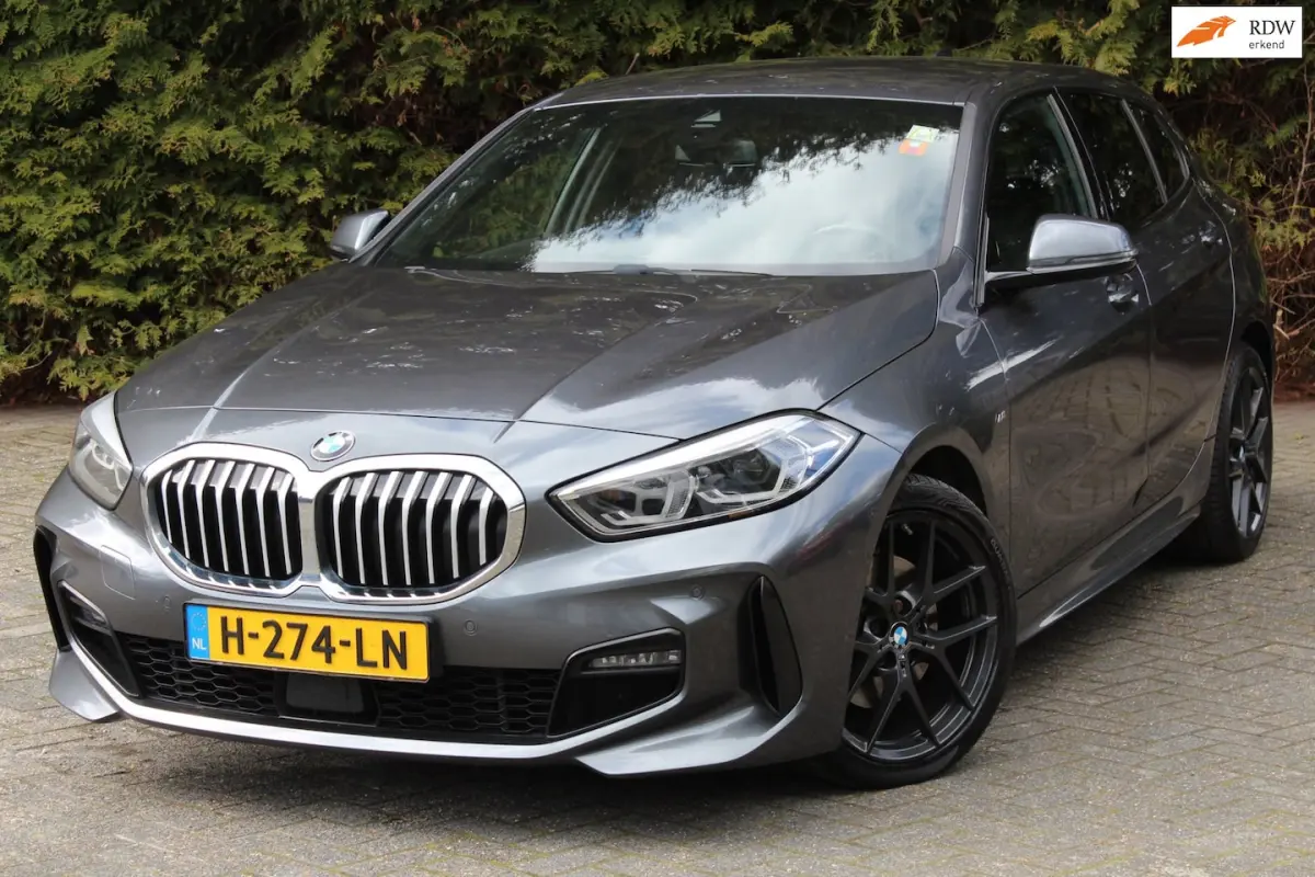 118d High Executive M 150PK Automaat | M-sportpakket | HUD | Carplay | Stoelverwarming | N