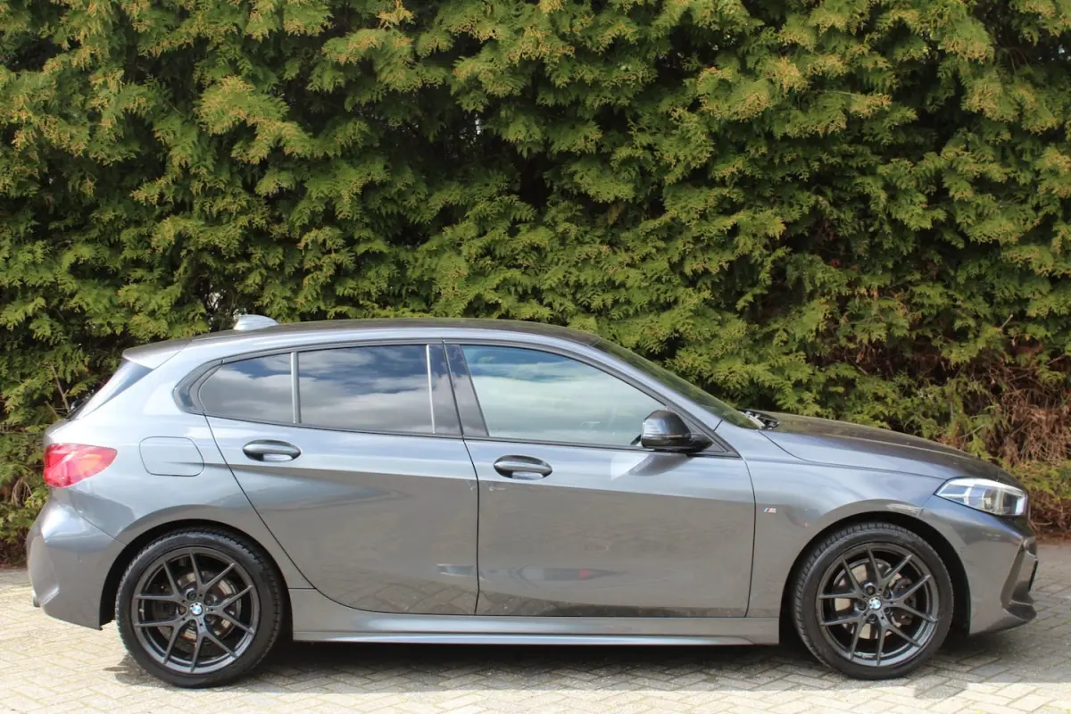 118d High Executive M 150PK Automaat | M-sportpakket | HUD | Carplay | Stoelverwarming | N