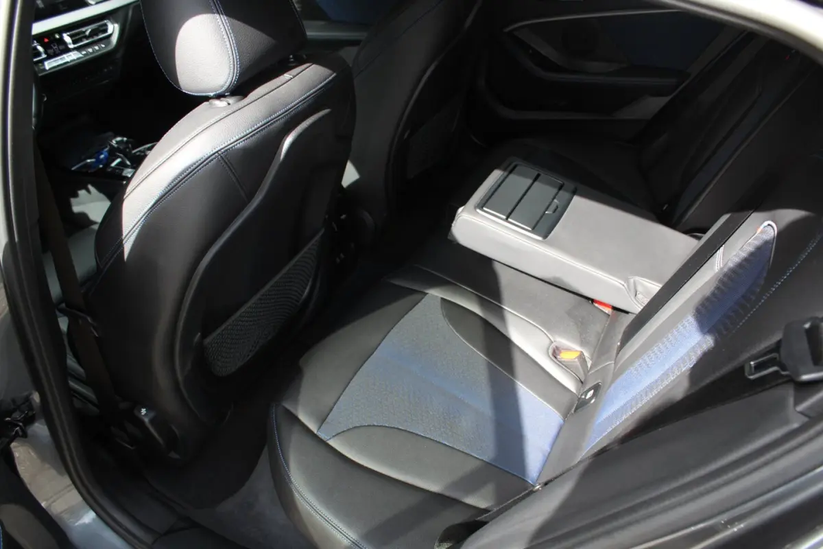 118d High Executive M 150PK Automaat | M-sportpakket | HUD | Carplay | Stoelverwarming | N