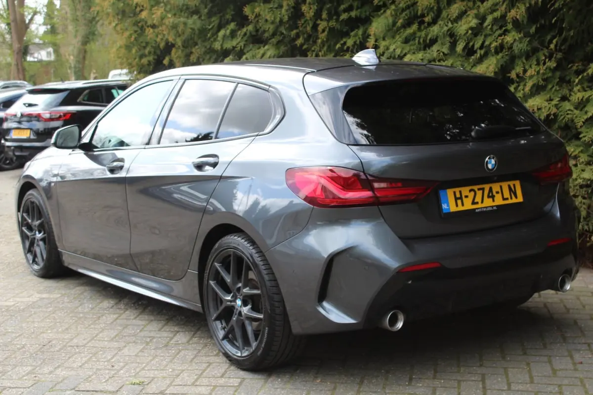 118d High Executive M 150PK Automaat | M-sportpakket | HUD | Carplay | Stoelverwarming | N