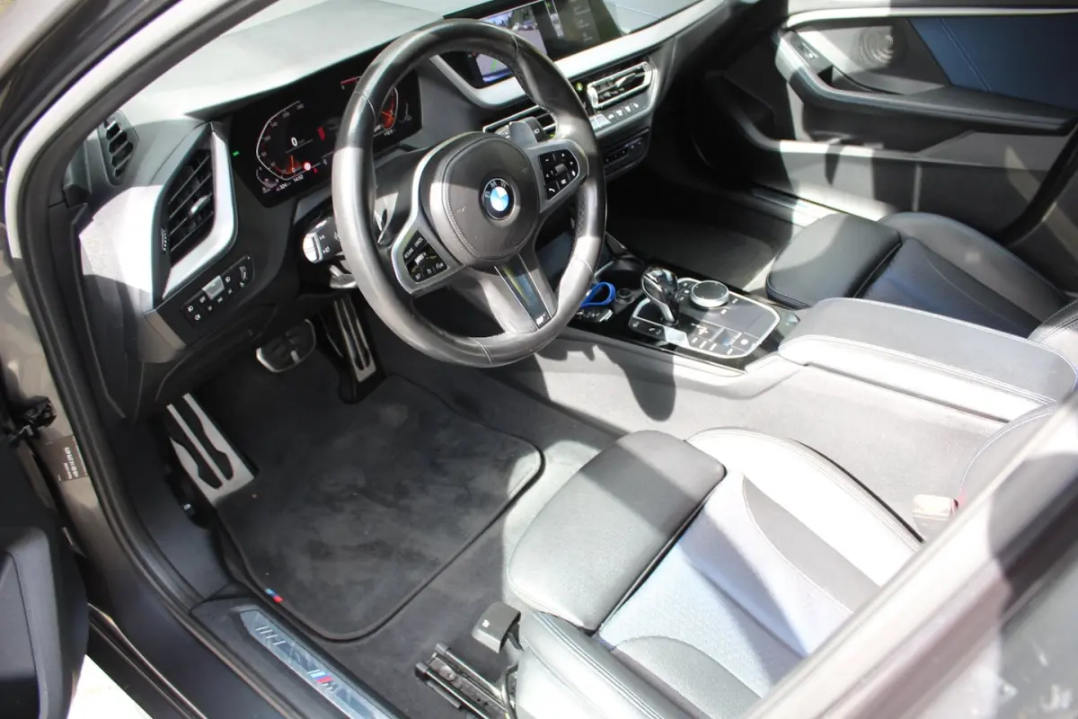 118d High Executive M 150PK Automaat | M-sportpakket | HUD | Carplay | Stoelverwarming | N