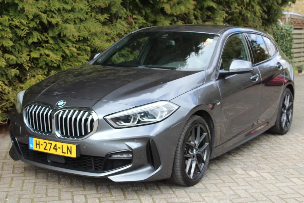 118d High Executive M 150PK Automaat | M-sportpakket | HUD | Carplay | Stoelverwarming | N