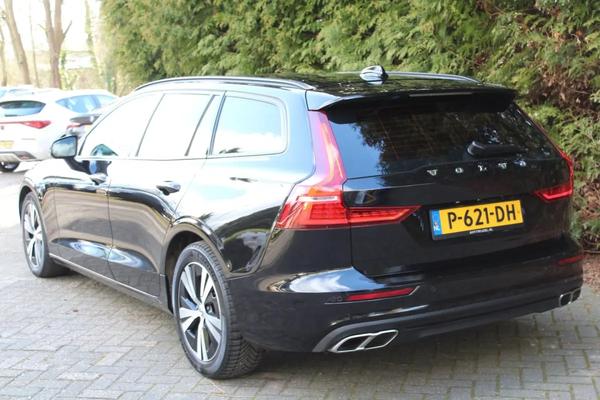 2.0 B3 Momentum 163PK Automaat | Lederen bekleding | Parkeercamera | Apple/Android Carplay