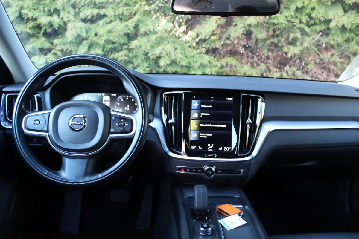 2.0 B3 Momentum 163PK Automaat | Lederen bekleding | Parkeercamera | Apple/Android Carplay