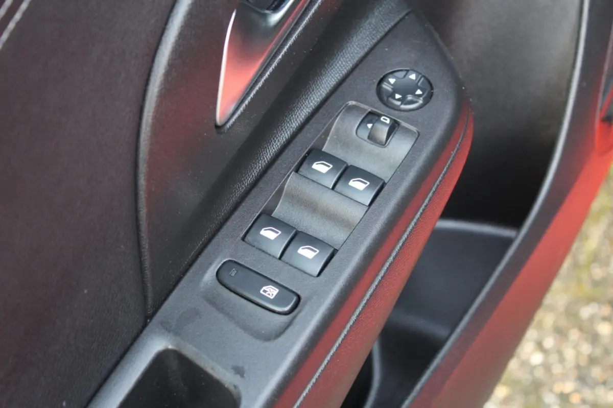 1.2 Elegance 100PK Automaat | Airco | Lichtmetalen velgen | Airco