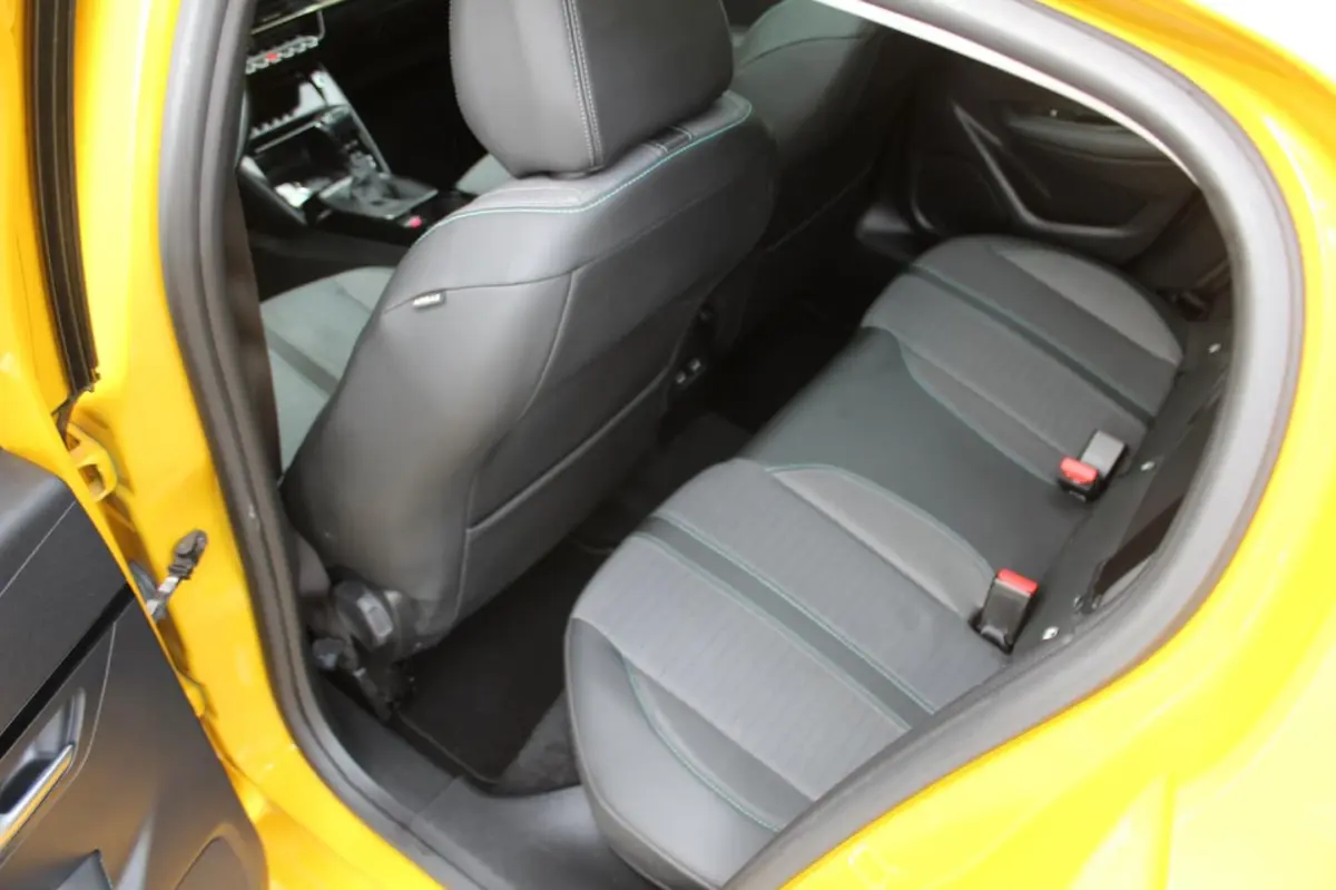1.5 BlueHDi Blue Lease Allure 102PK | Navigatie | Parkeercamera | Panoramadak | Keyless