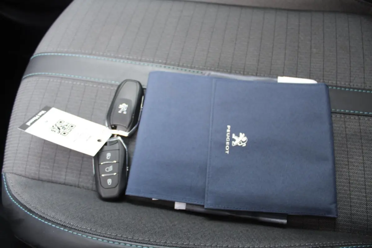 1.5 BlueHDi Blue Lease Allure 102PK | Navigatie | Parkeercamera | Panoramadak | Keyless