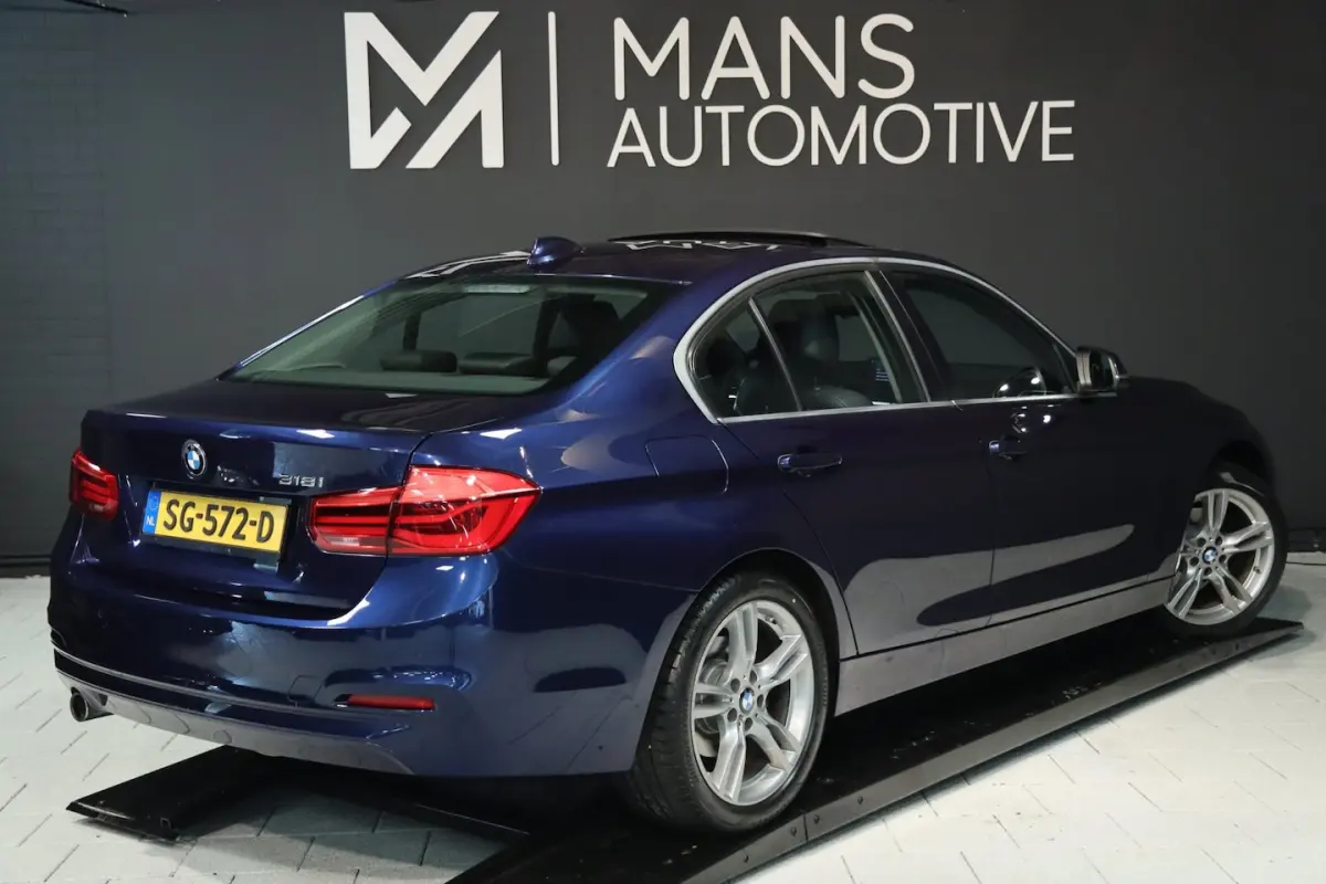 318i High Executive / SCHUIFDAK / LEDER / CARPLAY / STOELVERW