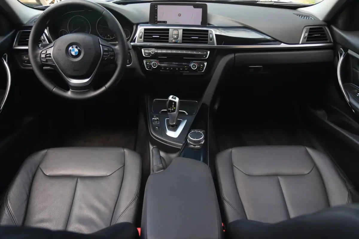 318i High Executive / SCHUIFDAK / LEDER / CARPLAY / STOELVERW