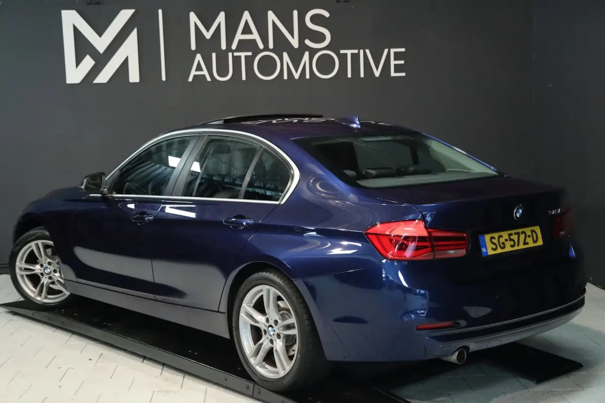 318i High Executive / SCHUIFDAK / LEDER / CARPLAY / STOELVERW