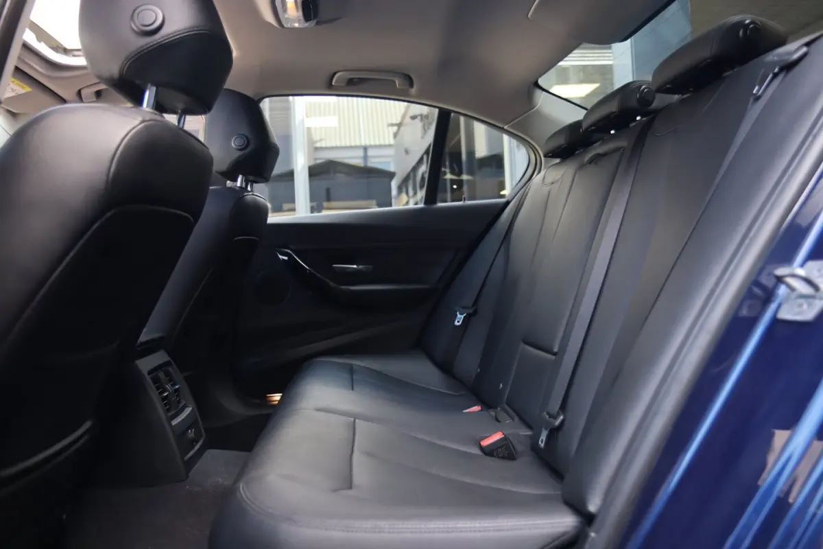 318i High Executive / SCHUIFDAK / LEDER / CARPLAY / STOELVERW