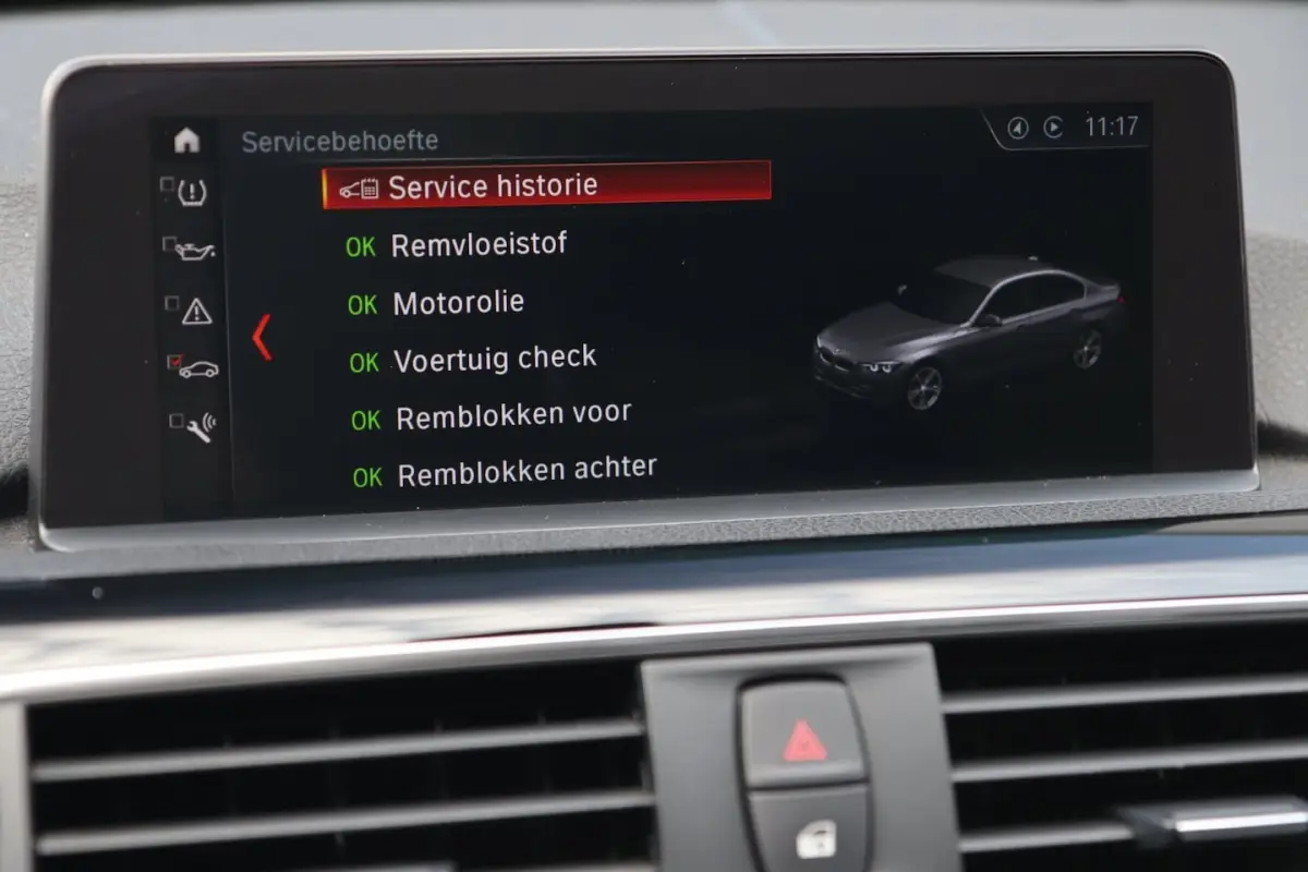 318i High Executive / SCHUIFDAK / LEDER / CARPLAY / STOELVERW