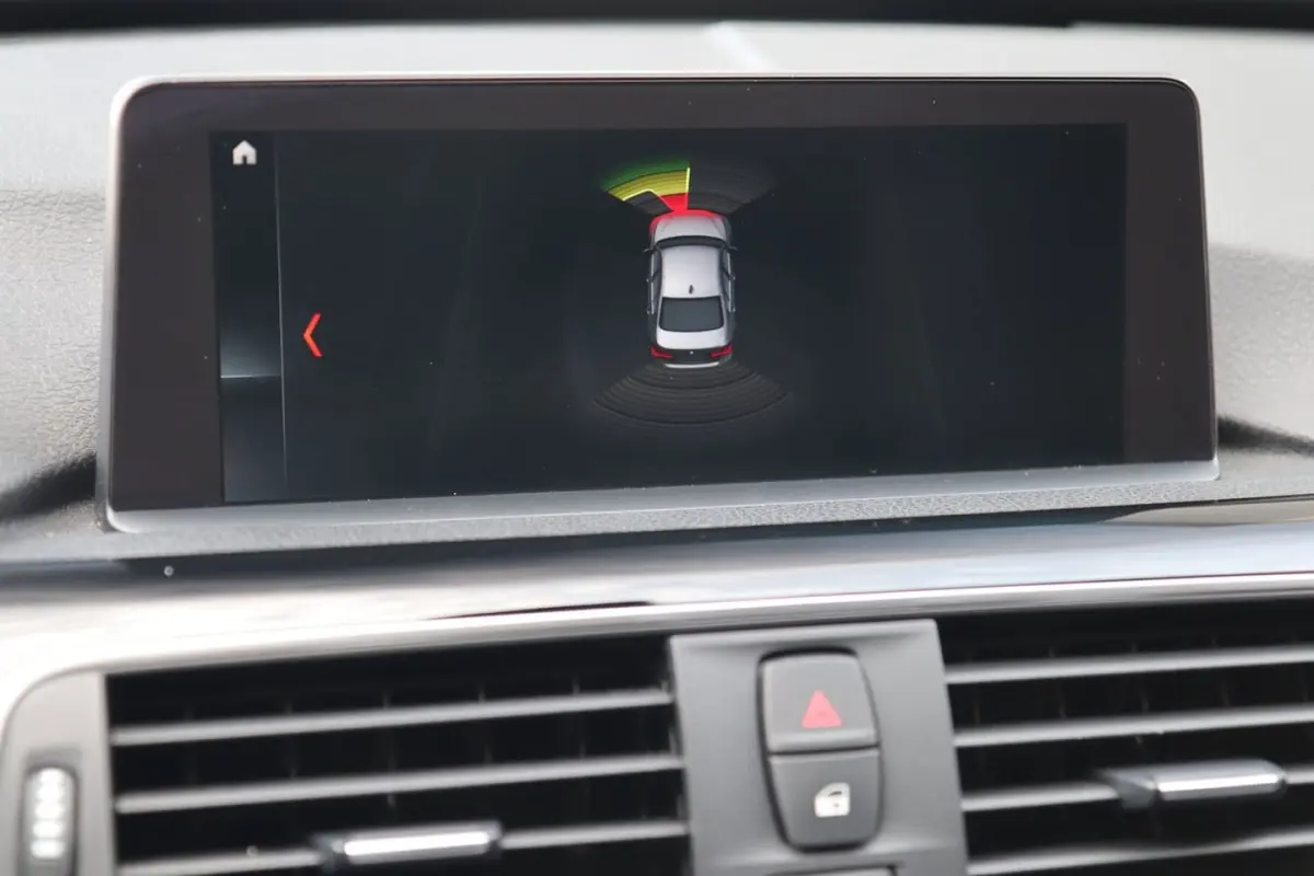 318i High Executive / SCHUIFDAK / LEDER / CARPLAY / STOELVERW