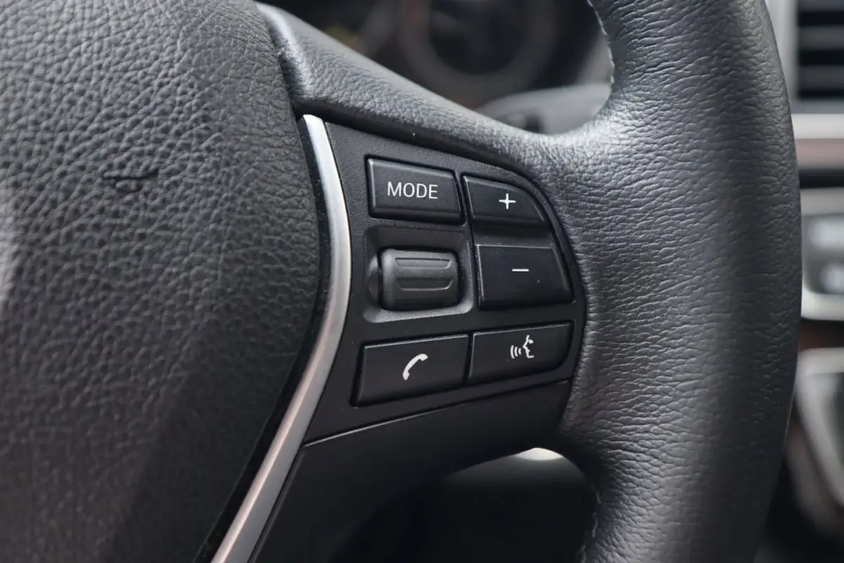 318i High Executive / SCHUIFDAK / LEDER / CARPLAY / STOELVERW