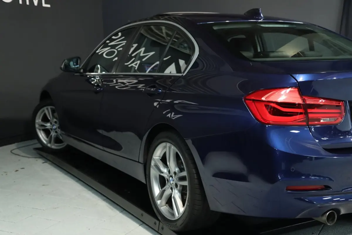 318i High Executive / SCHUIFDAK / LEDER / CARPLAY / STOELVERW