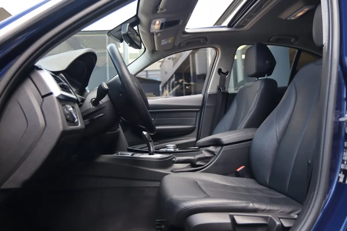 318i High Executive / SCHUIFDAK / LEDER / CARPLAY / STOELVERW