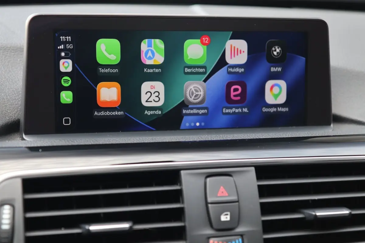 318i High Executive / SCHUIFDAK / LEDER / CARPLAY / STOELVERW