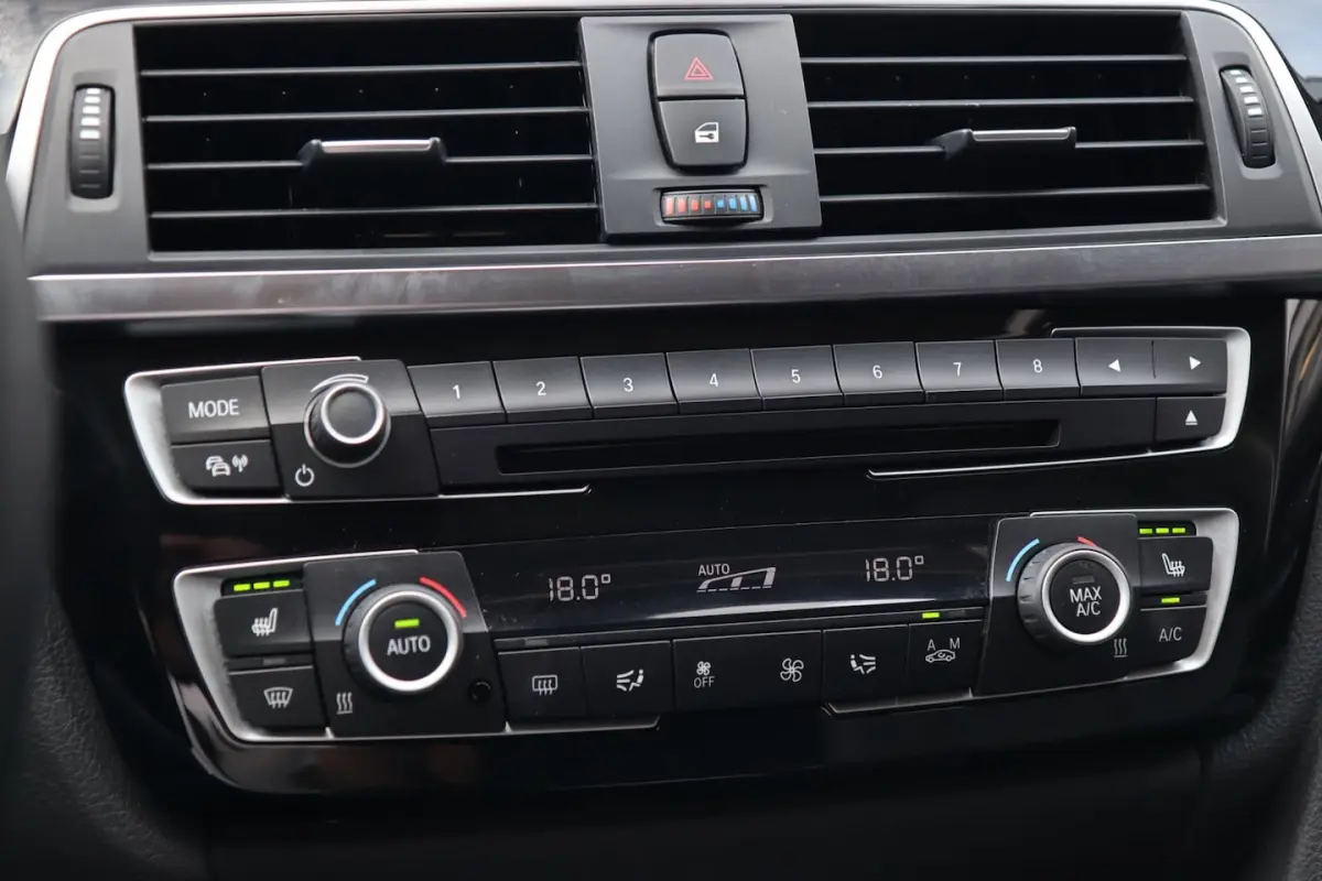 318i High Executive / SCHUIFDAK / LEDER / CARPLAY / STOELVERW