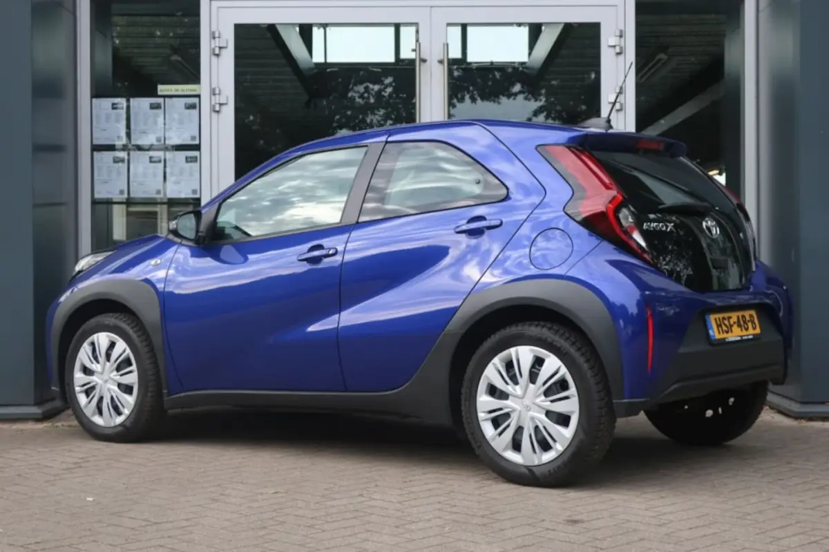 1.0 VVT-i, Camera, CarPlay/Android, All-Season,